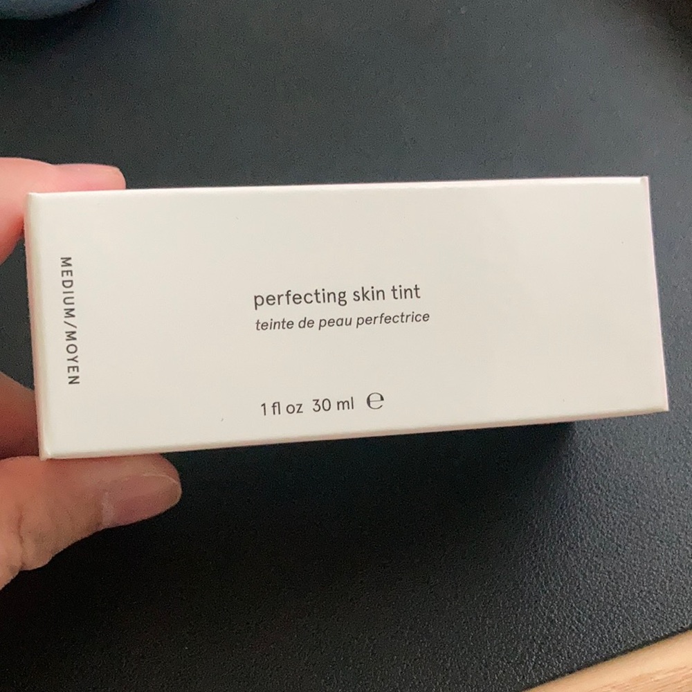 Glossier perfecting skin tint Medium
